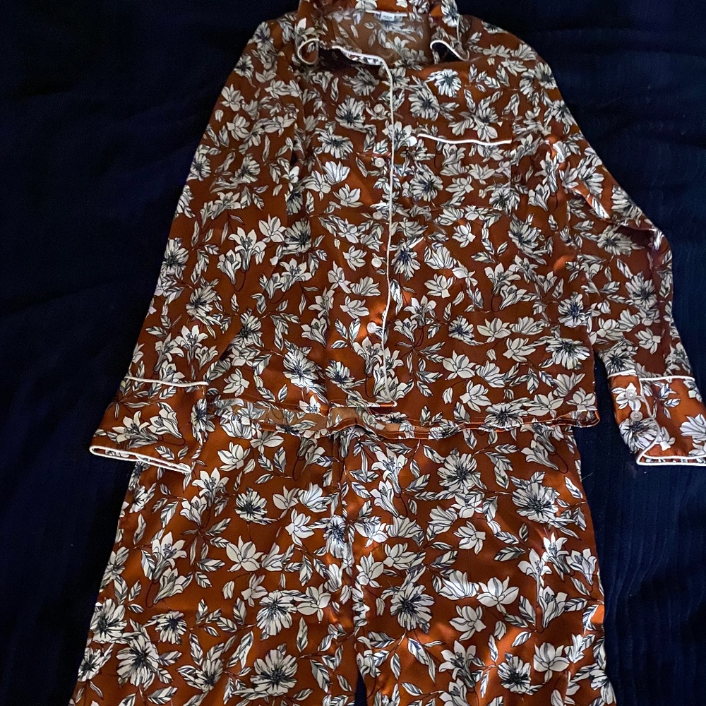 Retails for $300, LA lunge silk PJS, Size Small, new no tag
